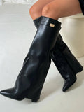 Schwarzes Leder